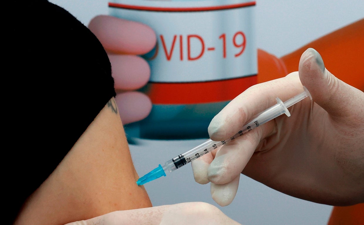 Una persona recibiendo la vacuna contra el coronavirus