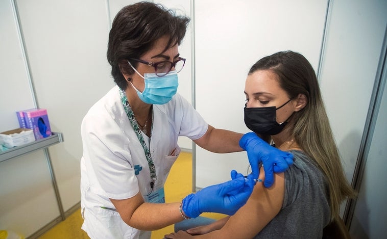 ¿Cuánto tiempo tiene que pasar para vacunarme del Covid después de haber dado positivo?