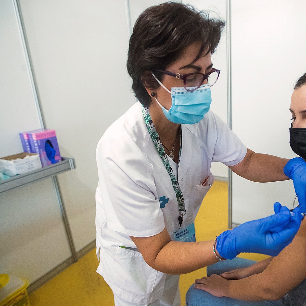 ¿Cuánto tiempo tiene que pasar para vacunarme del Covid después de haber dado positivo?