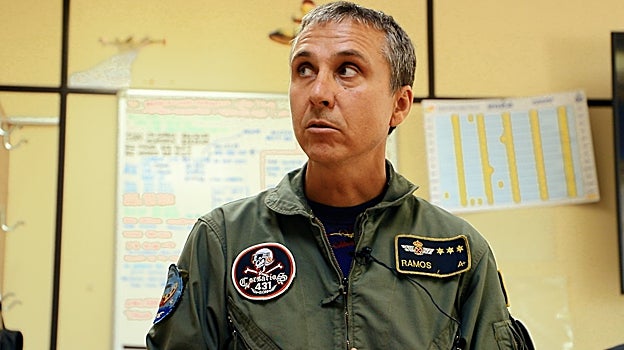 El capitán Ramos recordando sus experiencias de vuelo