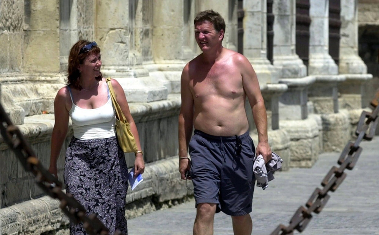 Una pareja pasea durante la última ola de calor
