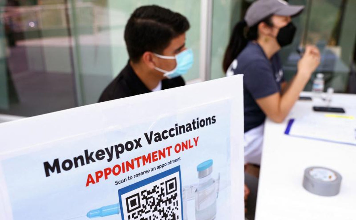 Trabajadores sanitarios atienden  un puesto de vacunación contra la viruela del mono en  Los Angeles, California
