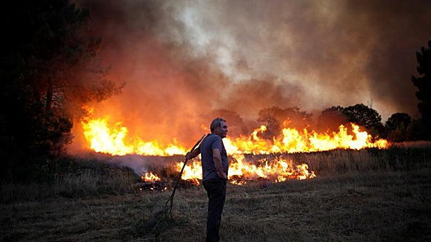 Un vecino observa exhausto el fuego