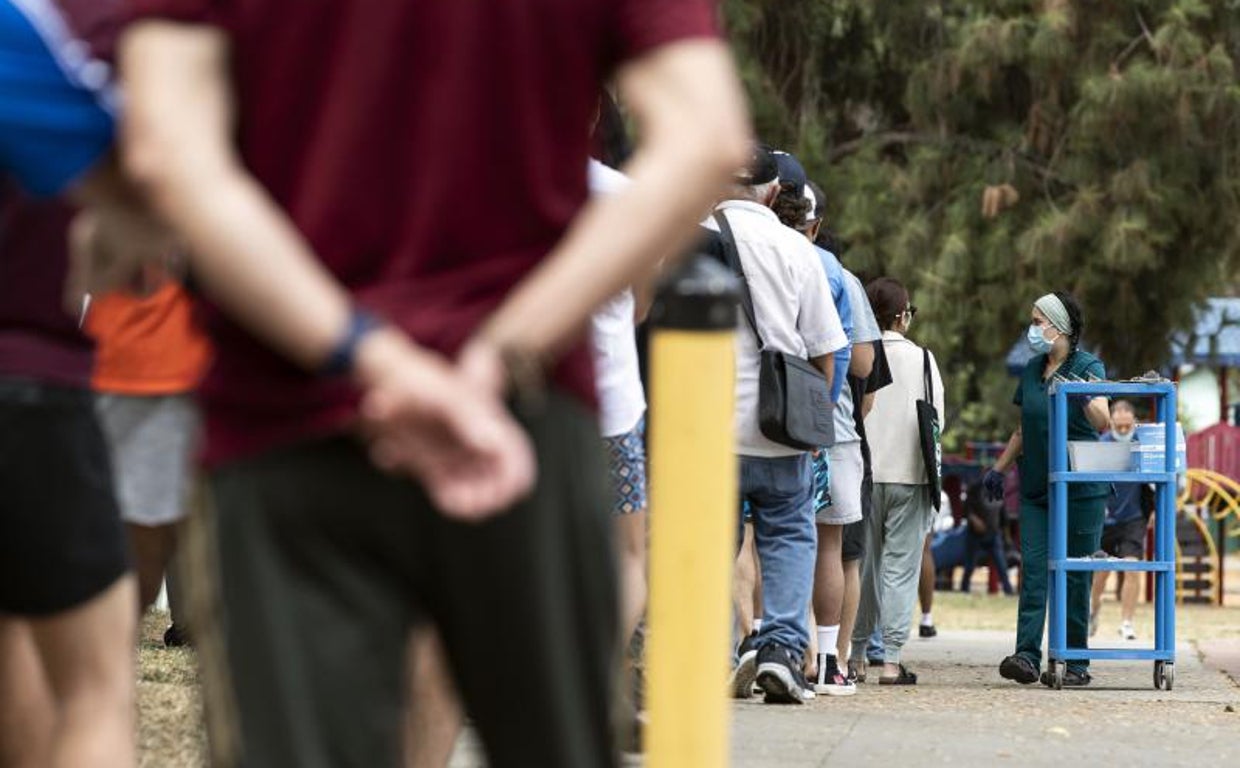 Filas de personas para vacunarse contra la viruela del mono en un centro de vacunación de Los Ángeles (EE.UU.)