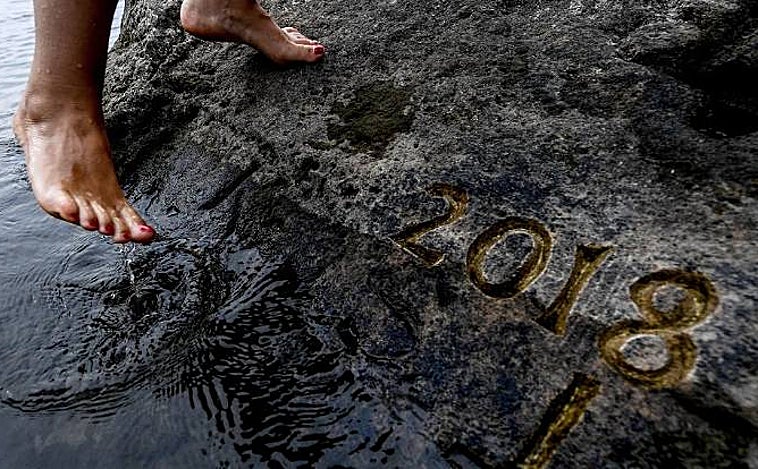 «Si me ves, llora»: la sequía deja al descubierto las piedras del hambre en el Rin