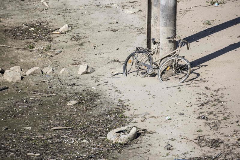 Los restos de una bicicleta en el río Rin a su paso por Lobith (Países Bajos)