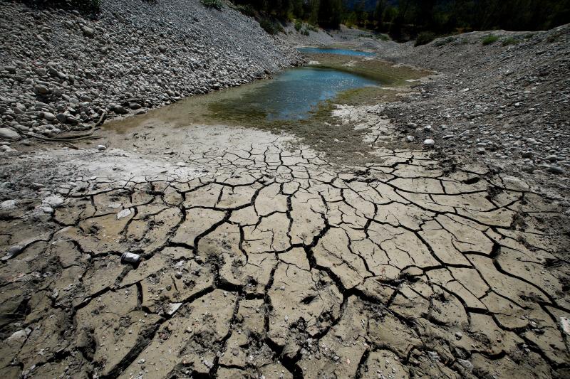 La tierra agrietada y seca se ve a orillas del lago Le Broc (Francia)