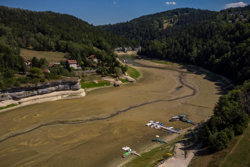 Vista aérea tomada el 4 de agosto de 2022 en Les Brenets que muestra el lecho seco del lago Brenets (Lac des Brenets), parte del río Doubs, una frontera natural entre el este de Francia y el oeste de Suiza