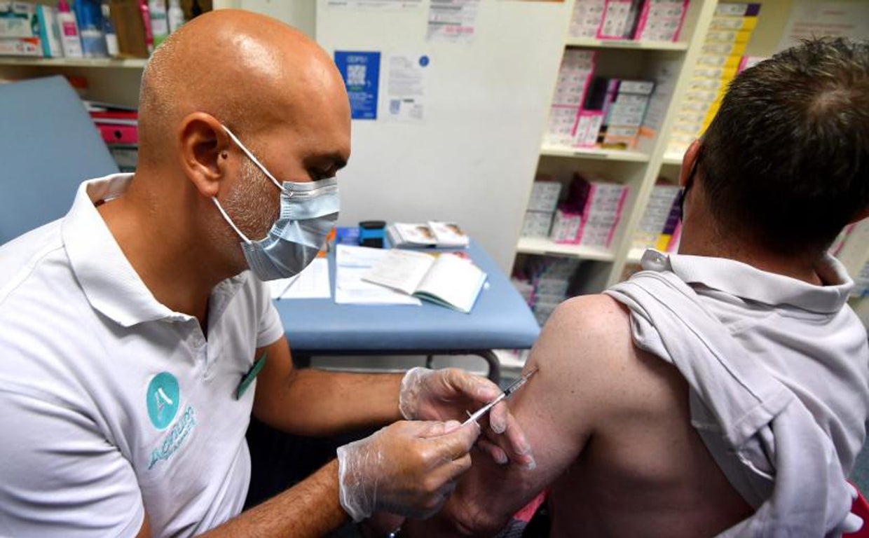 Un hombre se vacuna contraa viruela del mono en Francia