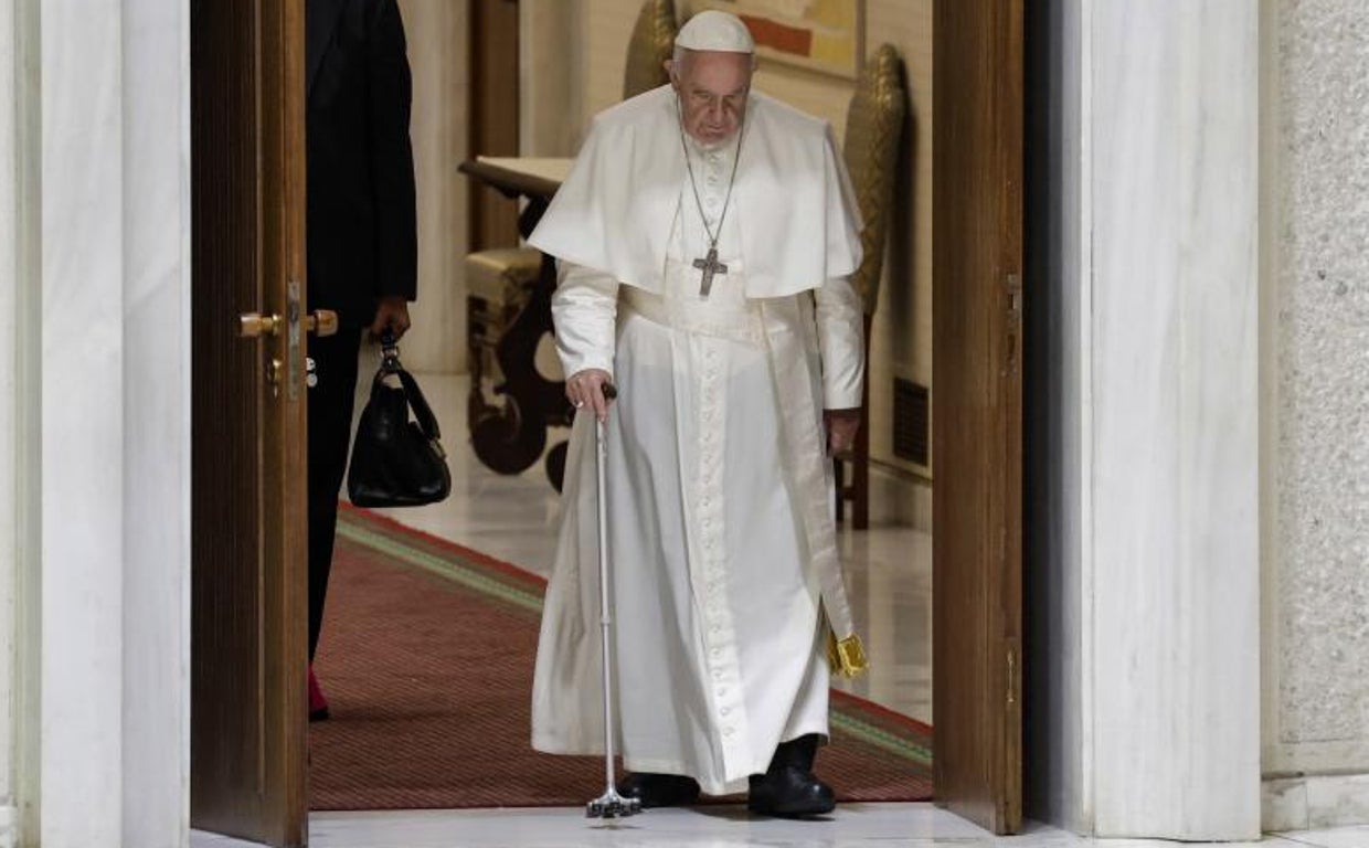 El Papa caminando ayudado de su bastón apunto de realizar la audiencia general