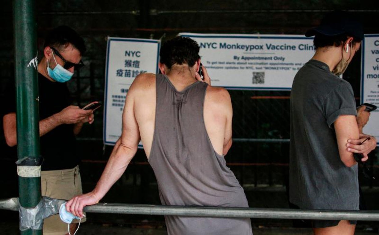 Una hombres estadunidenses esperando para vacunarse de viruela del mono