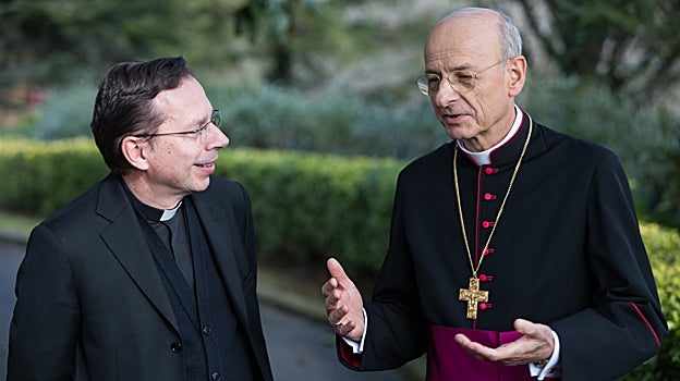 El vicario auxiliar Mariano Fazio, (iz.) junto al prelado Fernando Ocáriz en una foto tras sus nombramientos