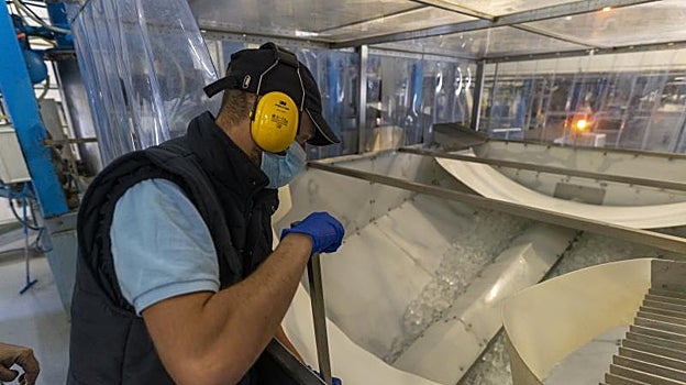 Uno de los trabajadores de la fábrica de Cebreros (Ávila)
