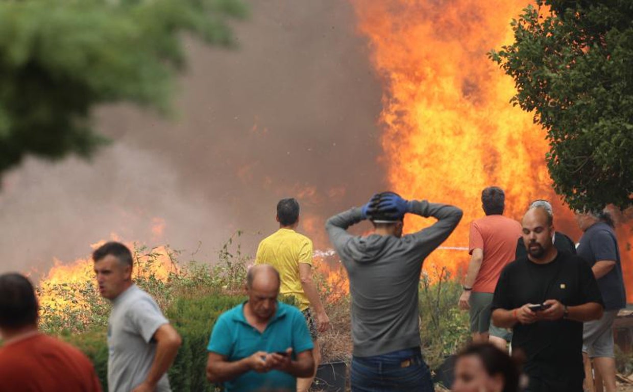 Vecinos de Añón de Moncayo luchan contra las llamas del incendio