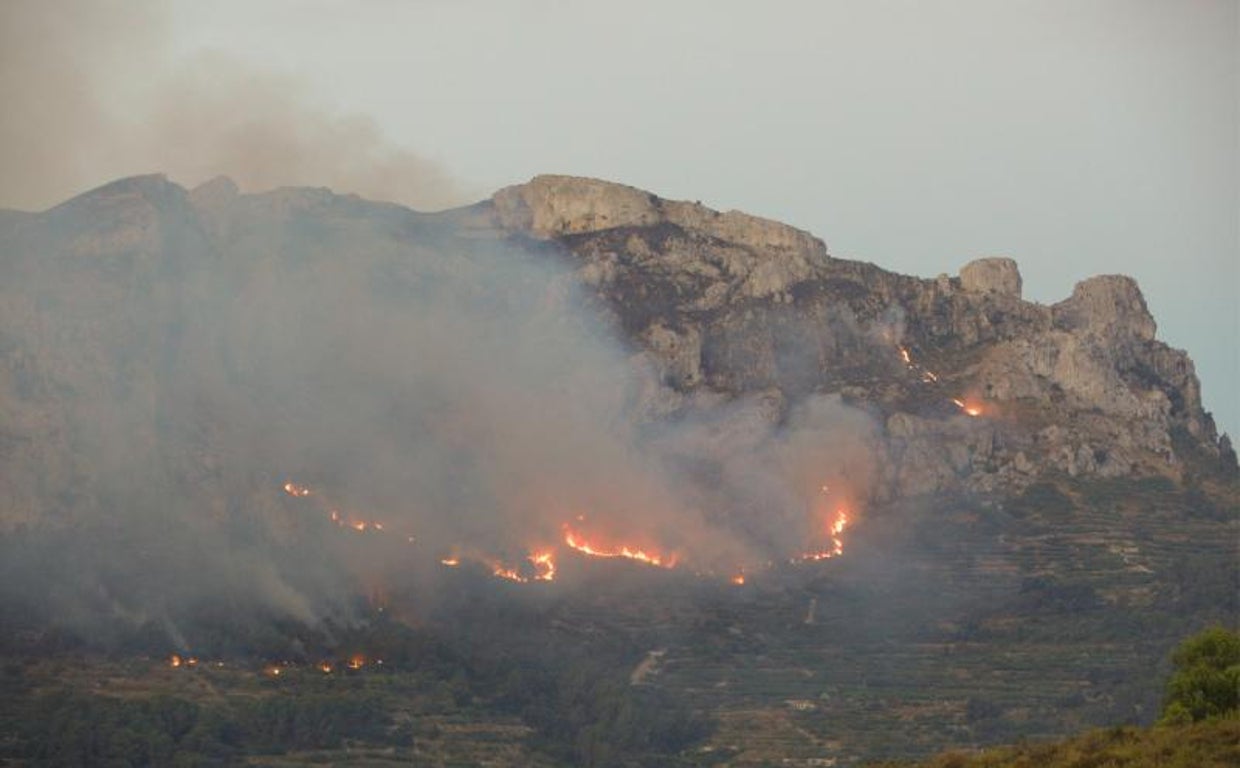 El fuego de Vall d'Ebo devora la maleza de una zona escarpada