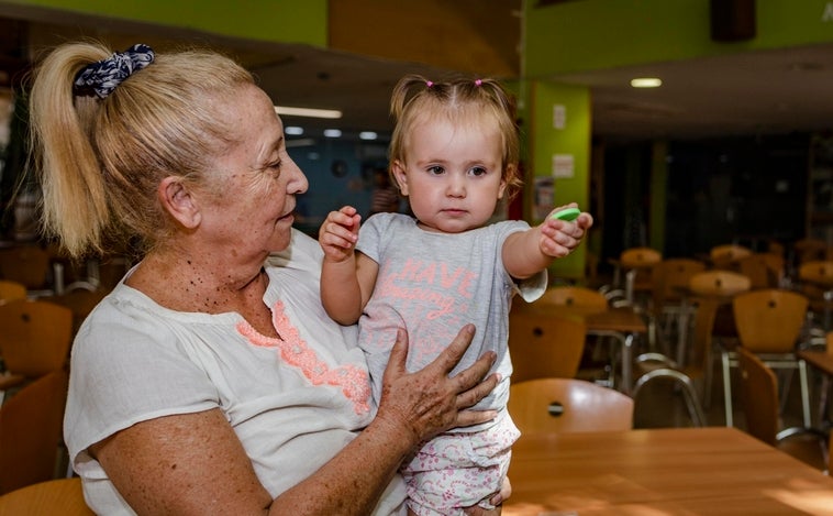 Por qué las abuelas son claves en la evolución humana