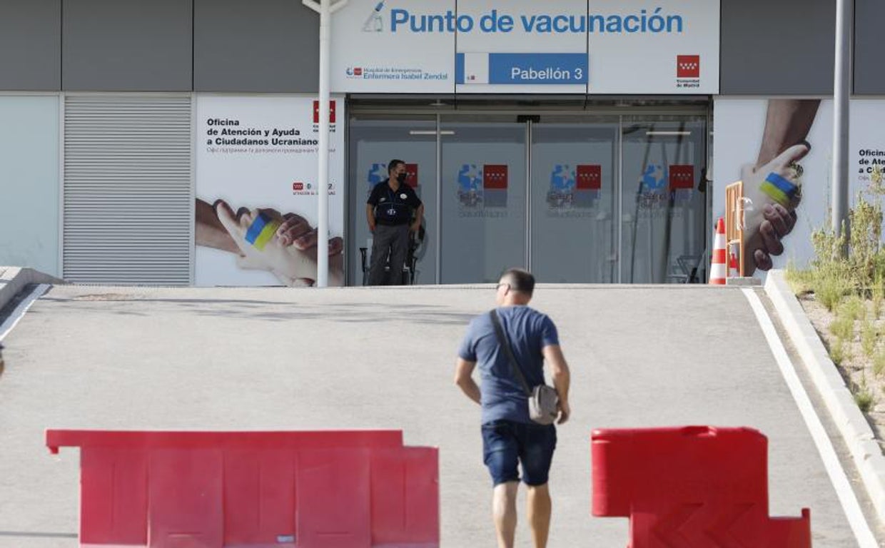 Un hombre acude al Hospital Enfermera Isabel Zendal para vacunarse contra la viruela del mono