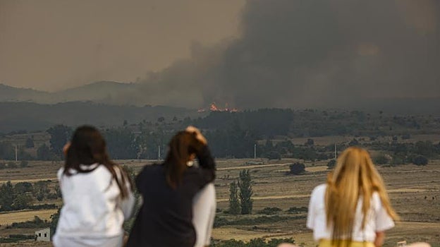 Unas jóvenes observan sorprendidas el incendio desde la lejanía