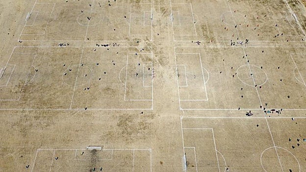 Imagen después - Los míticos campos de Hackney Marshes, en Londres, han perdido la hierba