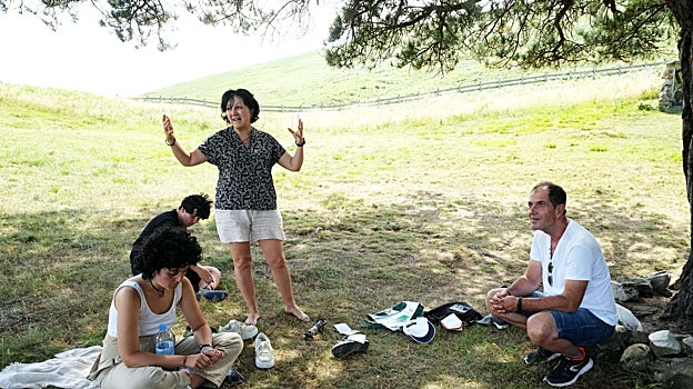 Marina, en la imagen junto a su familia, asegura que «la Virgen maneja sus tiempos»