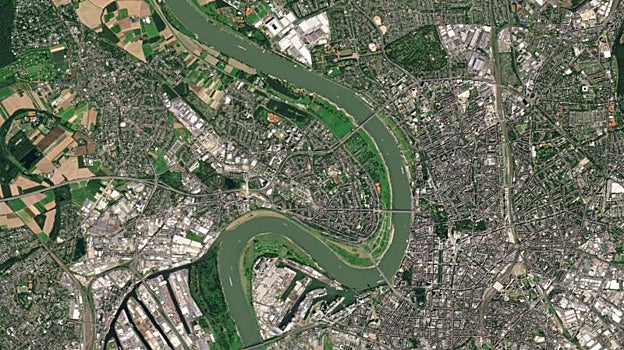 Imagen antes - Comparación del caudal del río Rin a su paso por Düsseldorf en 2021 y 2022