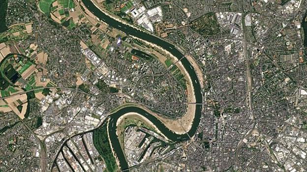 Imagen después - Comparación del caudal del río Rin a su paso por Düsseldorf en 2021 y 2022