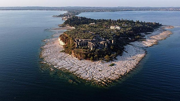 La sequía ha dejado al descubierto las rocas de alrededor de la península de Sirmione, en el lago de Garda, el más grande de Italia y uno de los principales destinos turísticos
