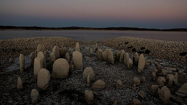 El Dolmen de Guadalperal a la vista por la sequía a principios de agosto