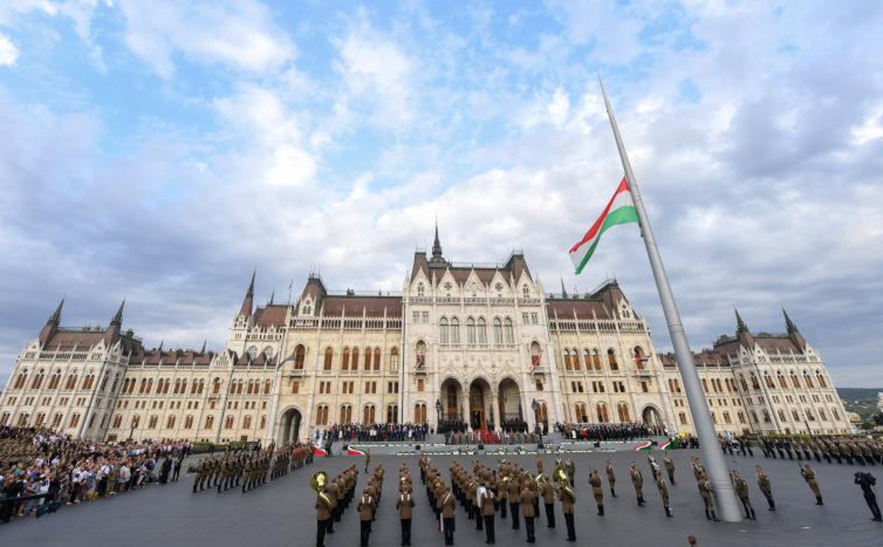 Uno de los actos para conmemorar el día nacional frente al Parlamento, en Budapest, este sábado 20 de agosto