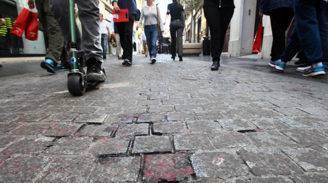 Andalucía rechaza indemnizar a una vecina de Sevilla que se tropezó por la cera de las calles en Semana Santa