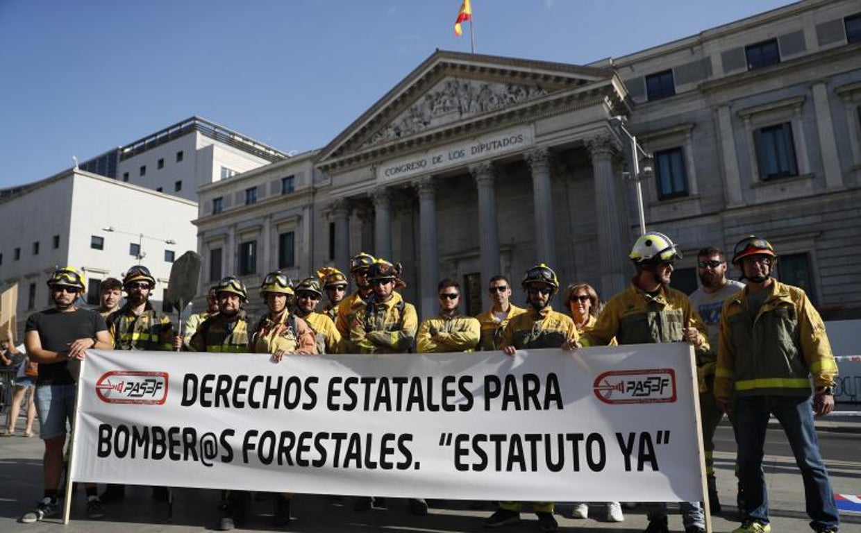 Concentración de bomberos a las puertas del Congreso de Diputados