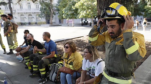 Bomberos junto a sus familiar en las puertas del Congreso