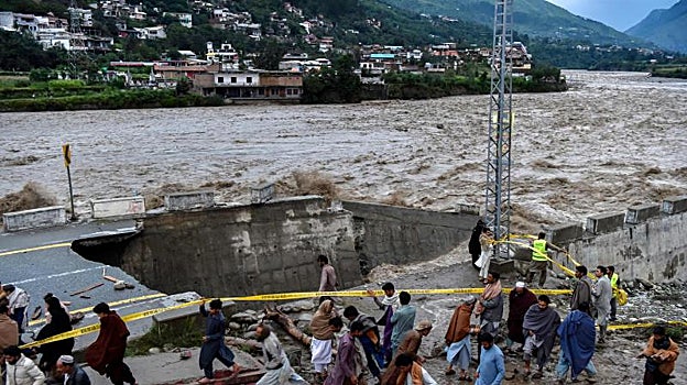 Nerviosismo ante un gran boquete en una carretera al norte del valle de Swat, provocado por las inundaciones