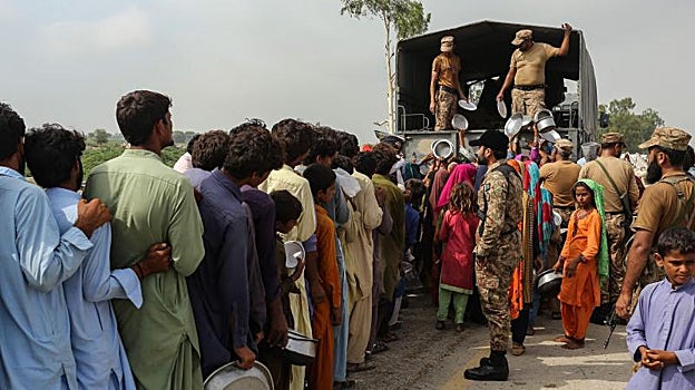 Largas colas para conseguir alimento