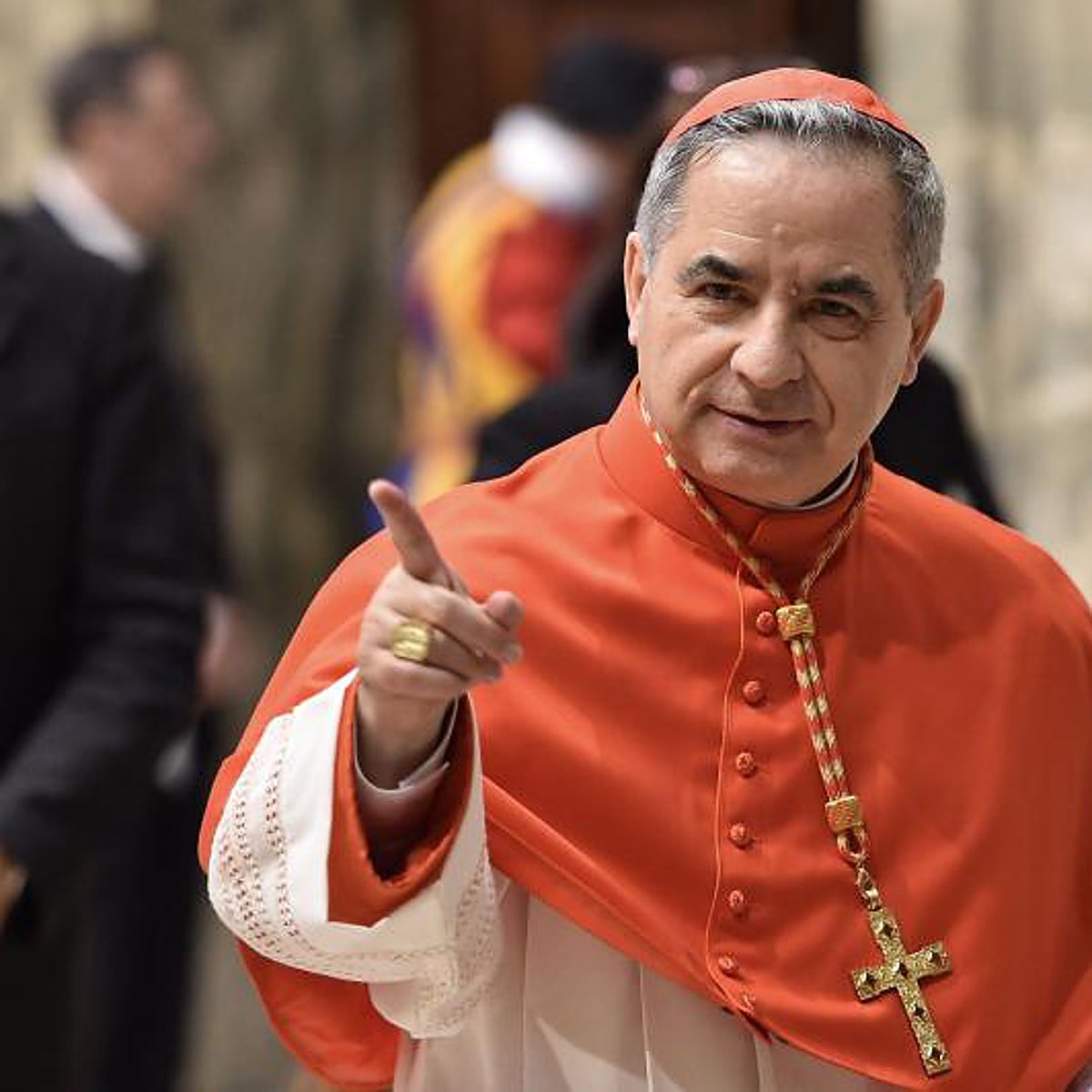 Francisco rehabilita a medias al cardenal Becciu