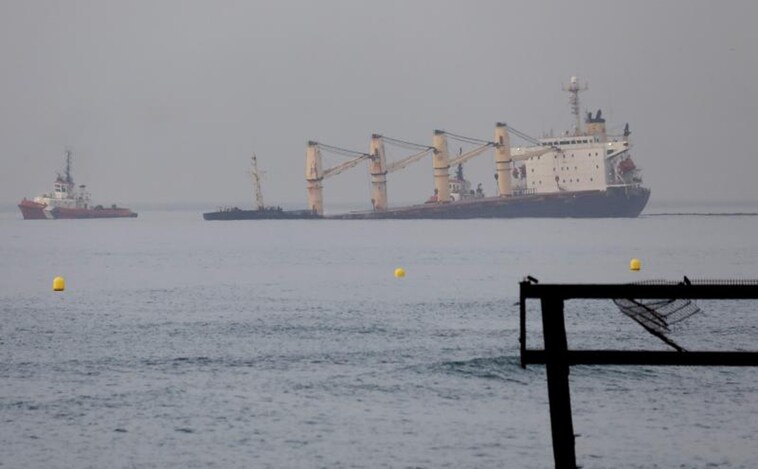 Un buque granelero semihundido frente a Gibraltar tras colisionar con otro barco