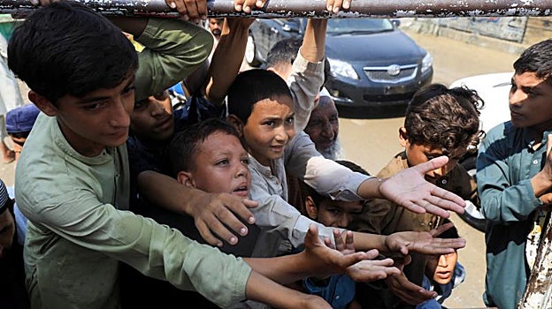 Niños pidiendo alimentos