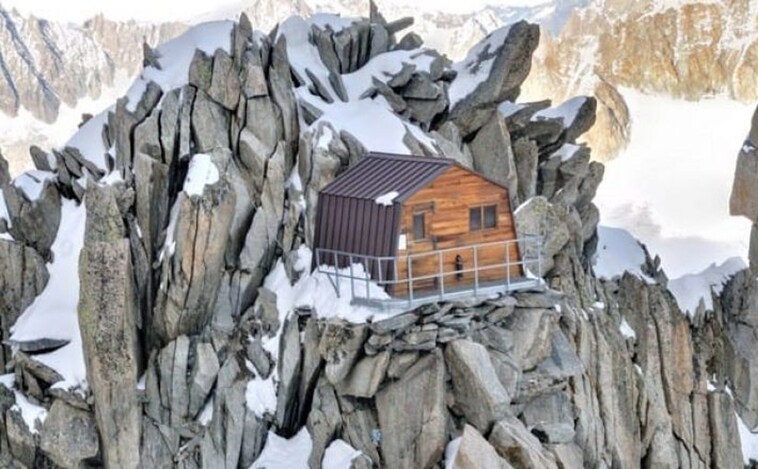 El deshielo provoca el derrumbe de un histórico refugio de montaña en el Mont Blanc  y cae 300 metros