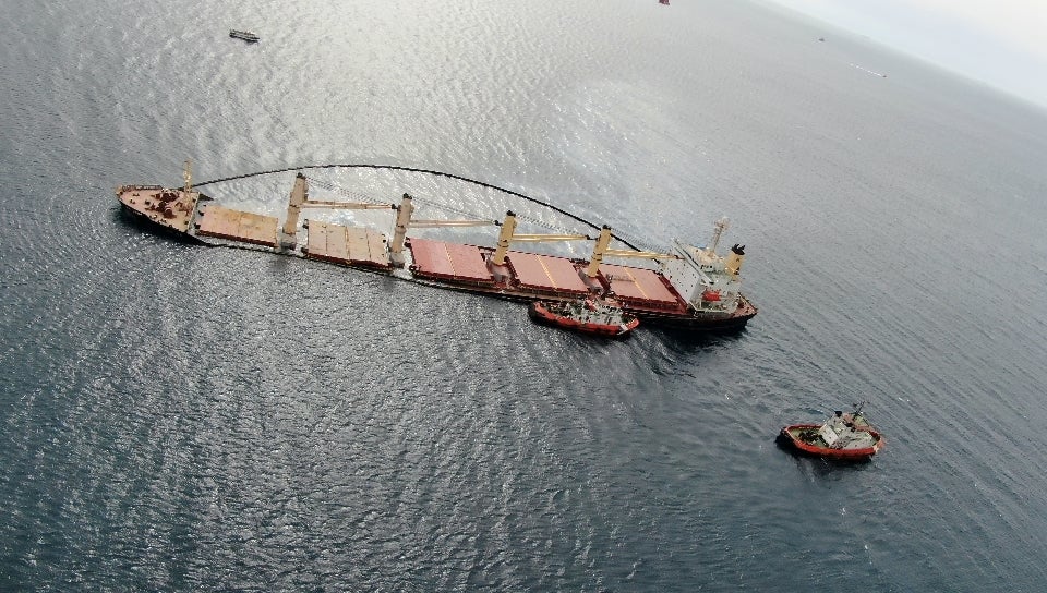 El vertido del buque de Gibraltar, en imágenes