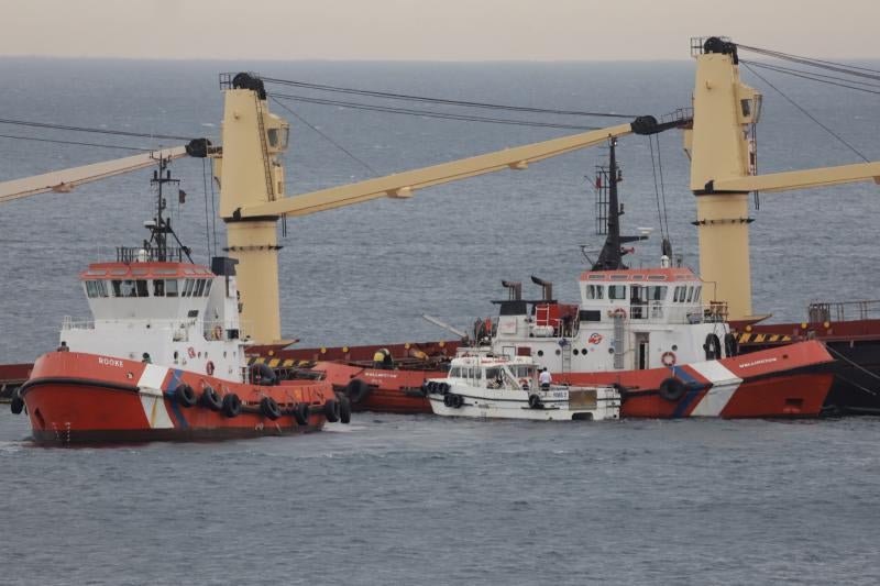 El vertido del buque de Gibraltar, en imágenes