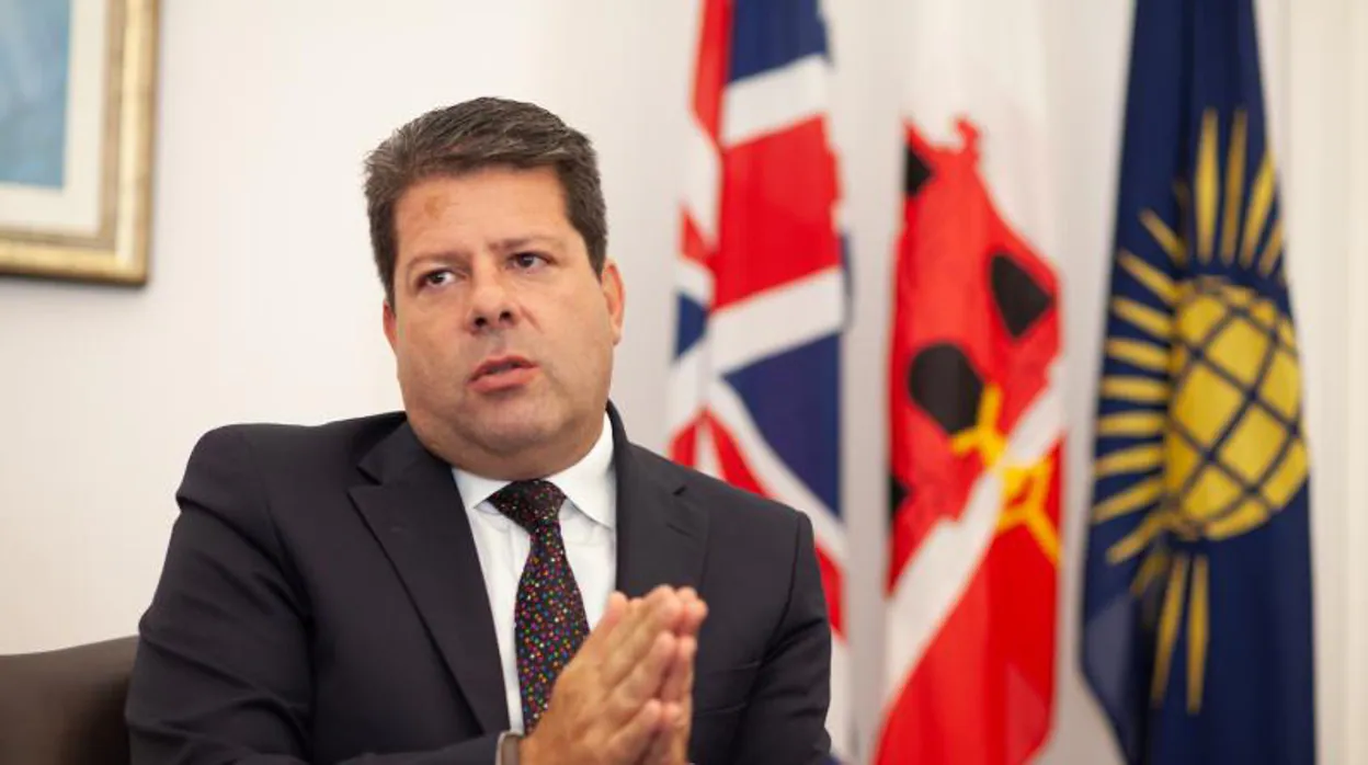 El ministro principal de Gibraltar sobre el vertido del buque: «Pedir ayuda a España no es un tema que me incumbe»