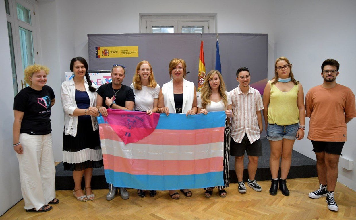 Vestrynge, junto al resto de asistentes a la presentación del campamento