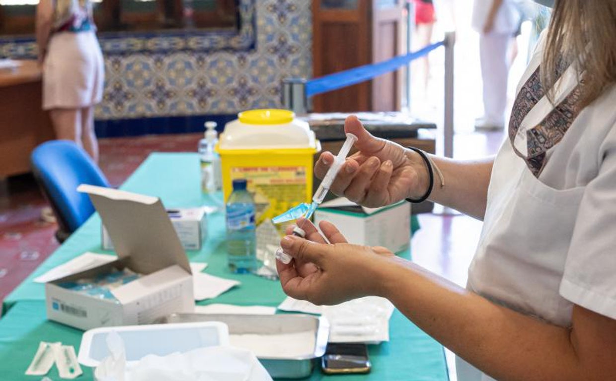 Una enfermera prepara la vacuna contra el coronavirus en Valencia