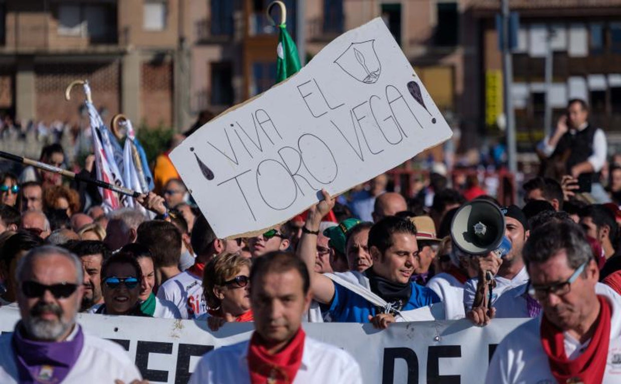 Varios vecinos y simpatizantes se manifiestan a favor del «Toro de la Vega» en Tordesillas en septiembre de 2017