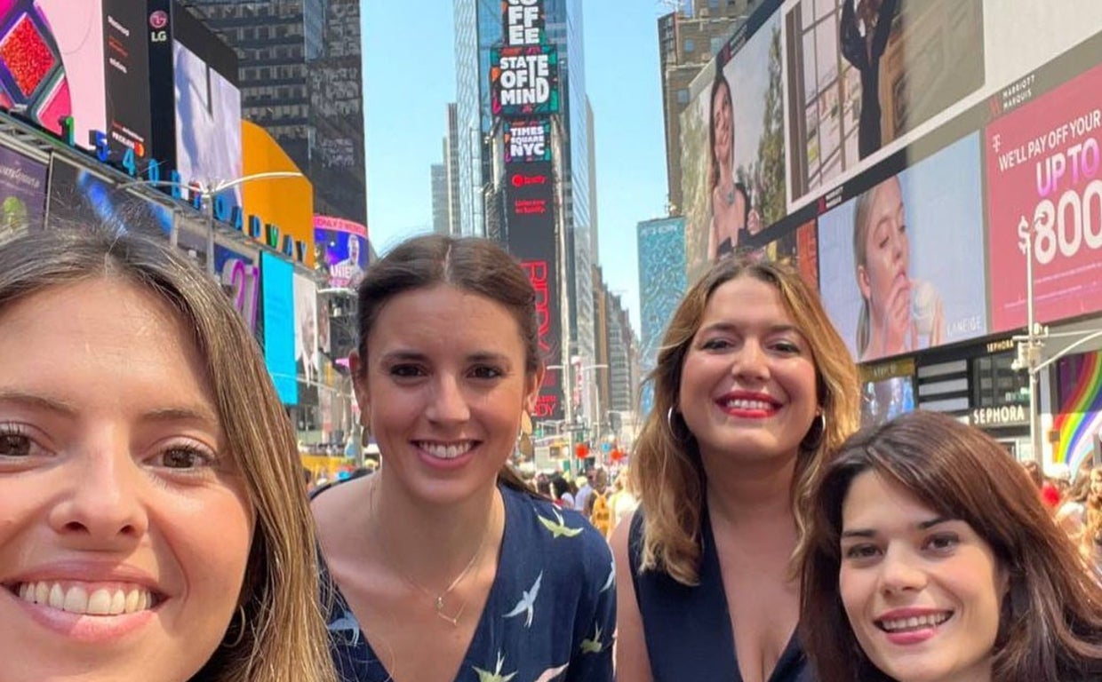 Montero en su polémico selfie durante su visita a Nueva York con su equipo