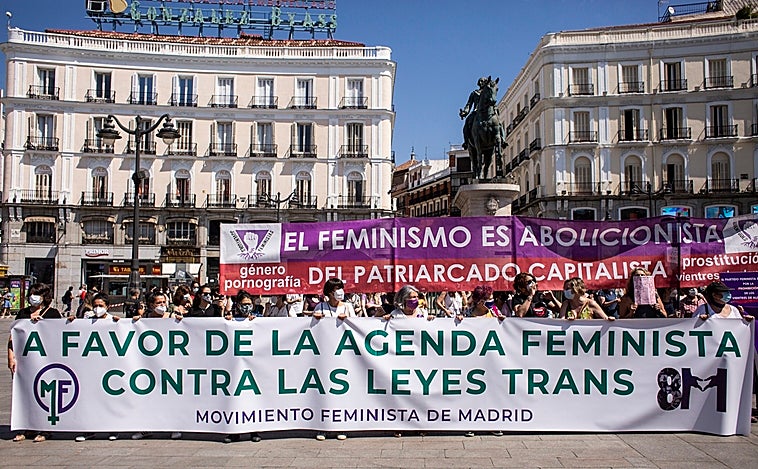Feministas critican la tramitación urgente de la 'ley Trans': «Es un atentado contra la democracia»