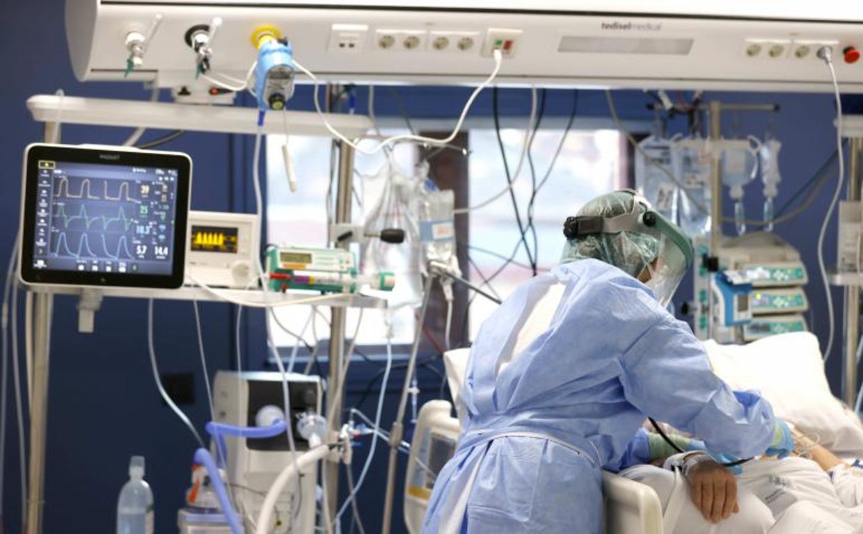 Una enfermera del hospital bilbaíno de Basurt trata a un paciente infectado por Covid