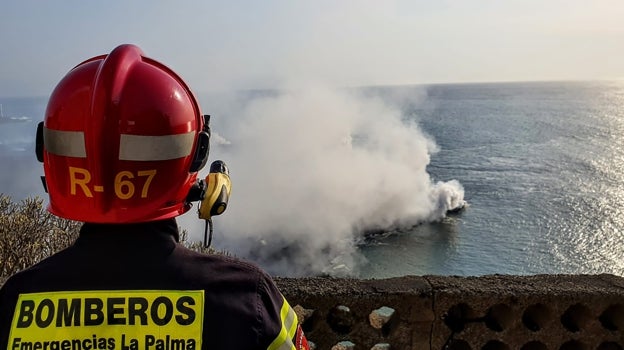 Los bomberos, frente a l delta lávico