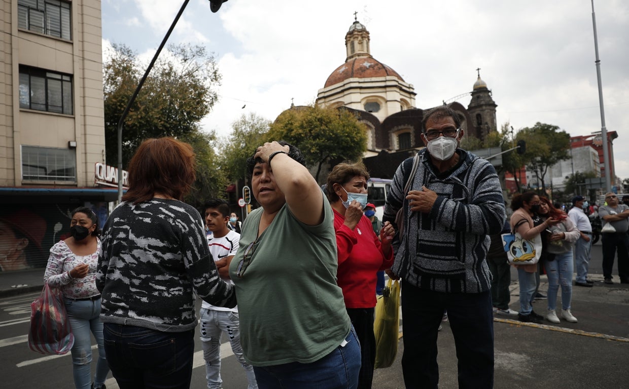 Personas permanecen en las calles, después de activarse la alerta sísmica en la Ciudad de México