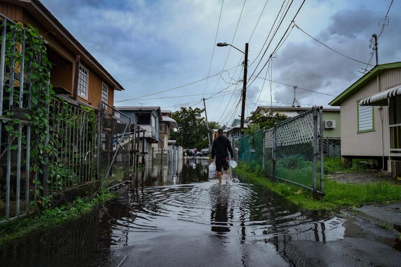 Un vecino puertorriqueño deambula ente las inundaciones  